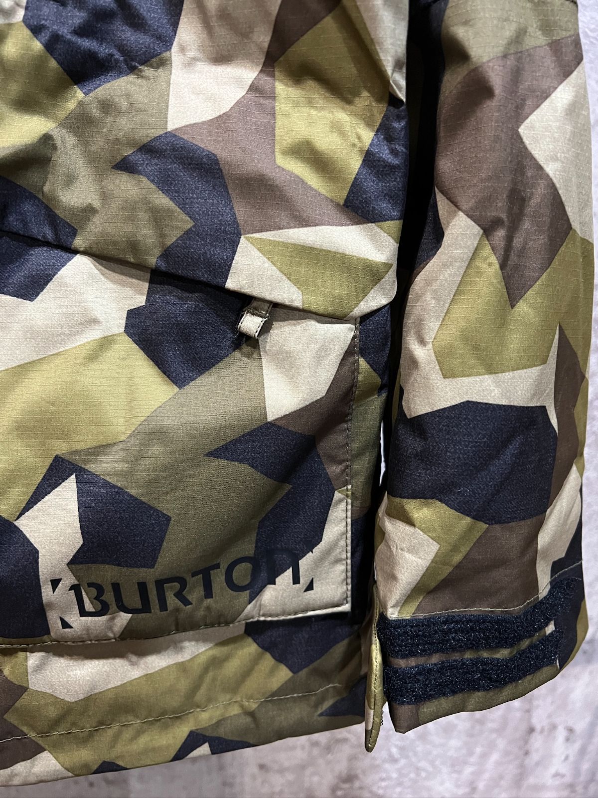 美品 バートン BREACH JACKET スノボジャケット M カモフラ 迷彩 