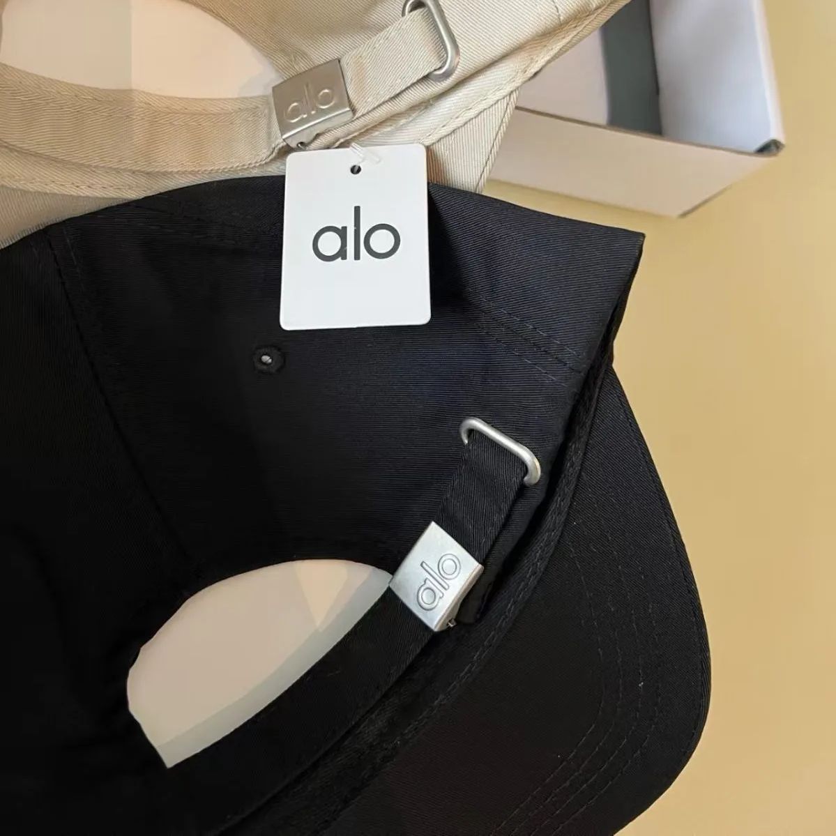Alo Yoga ユニセックス キャップ｜ロゴデザイン マルチカラー