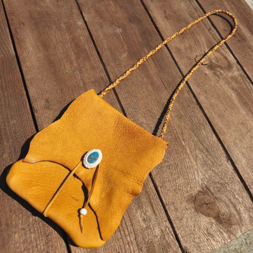 鹿革のメディスンポーチ ペルシアンターコイズの鹿角コンチョ