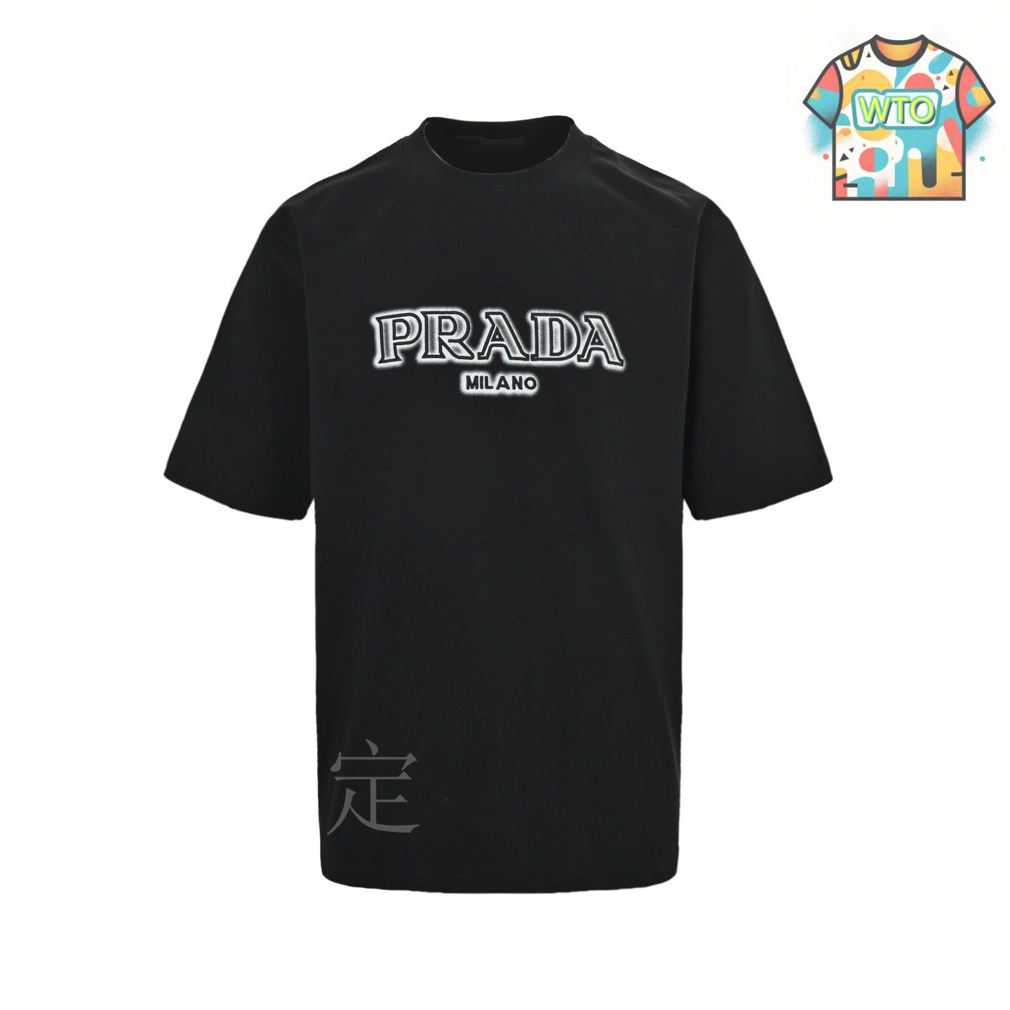 超美品PRADA ブラック Tシャツ Sサイズ クマ刺繍 今日特価】Prada 25ss 刺繍アルファベット&スプレー墨三角ロゴ