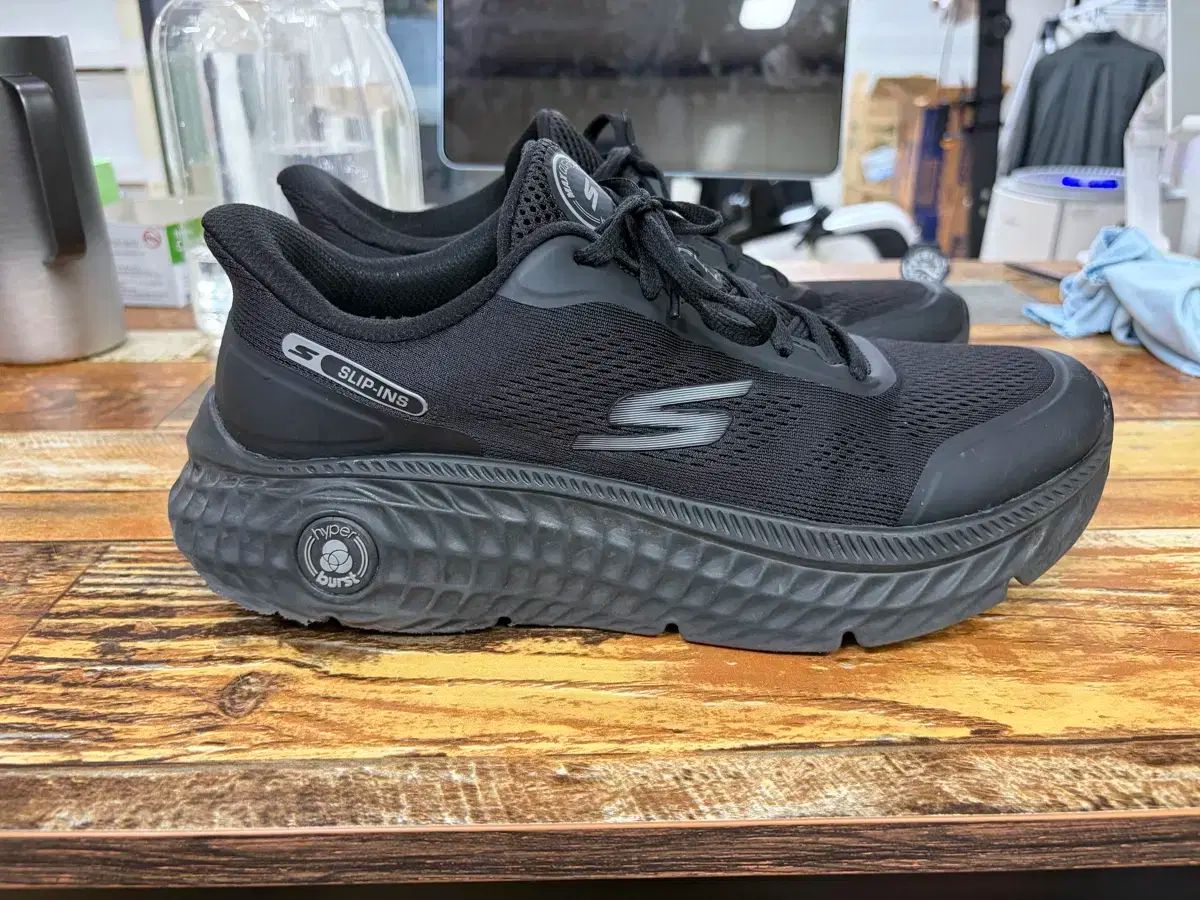 SKECHERS スケッチャーズ マックスクッション ハイパー スリーピンズ スニーカー 280
