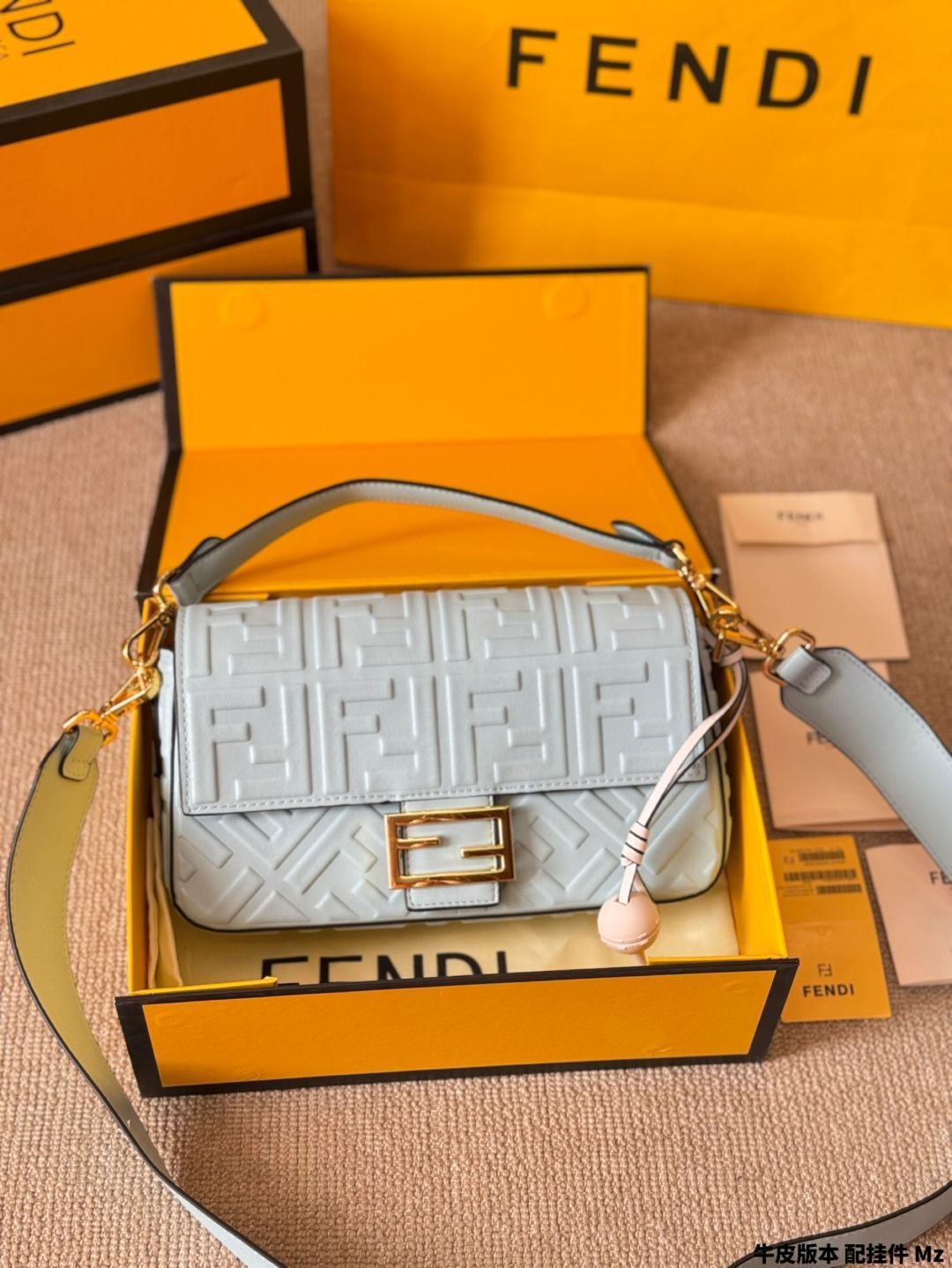 FENDI チャーム マンマバケットモチーフ ゴールド　付属品なし 本日限定特価】フェンディ バゲット ミディアムサイズ 25cm/17cm
