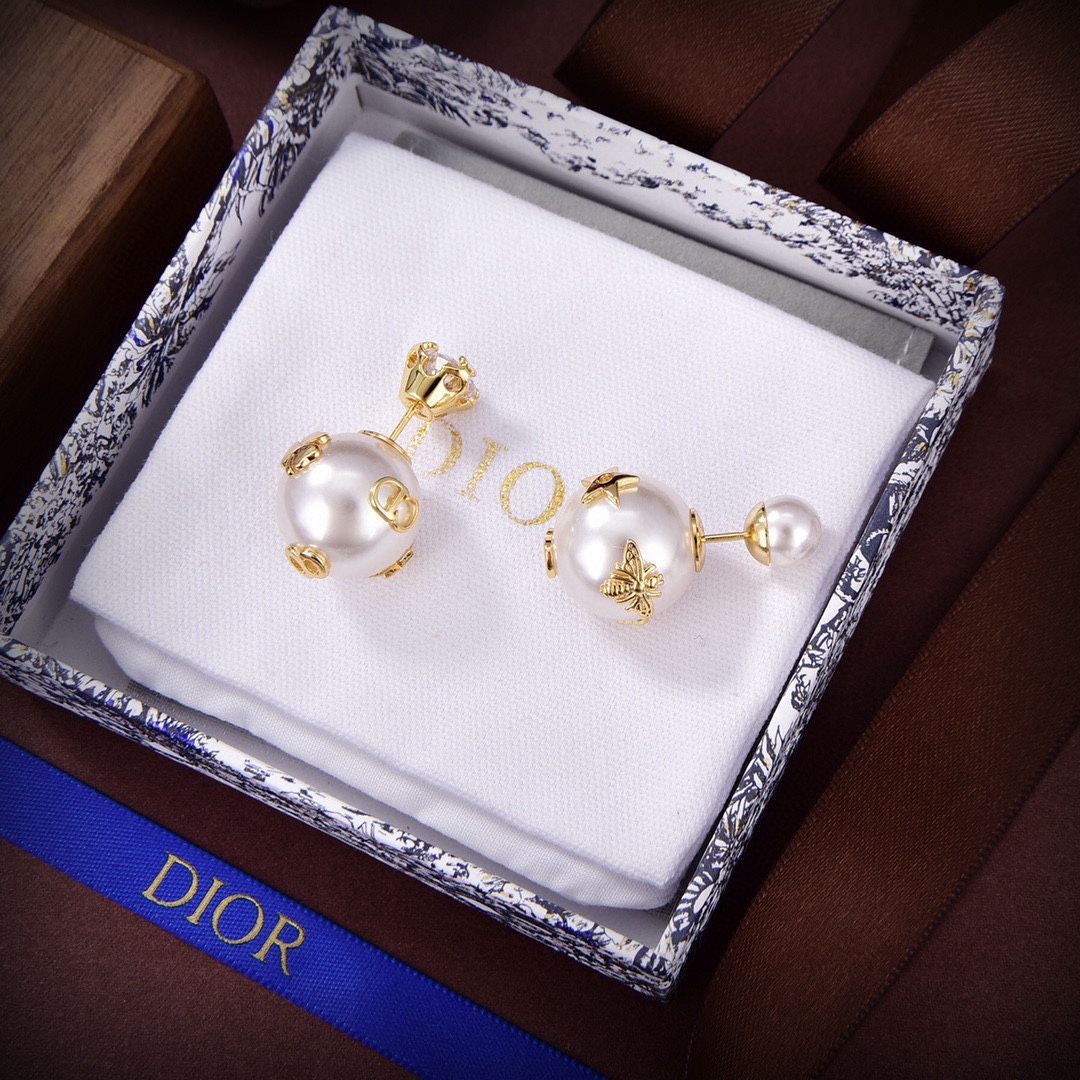 【新品未使用】Dior（ディオール）パールデザインピアス