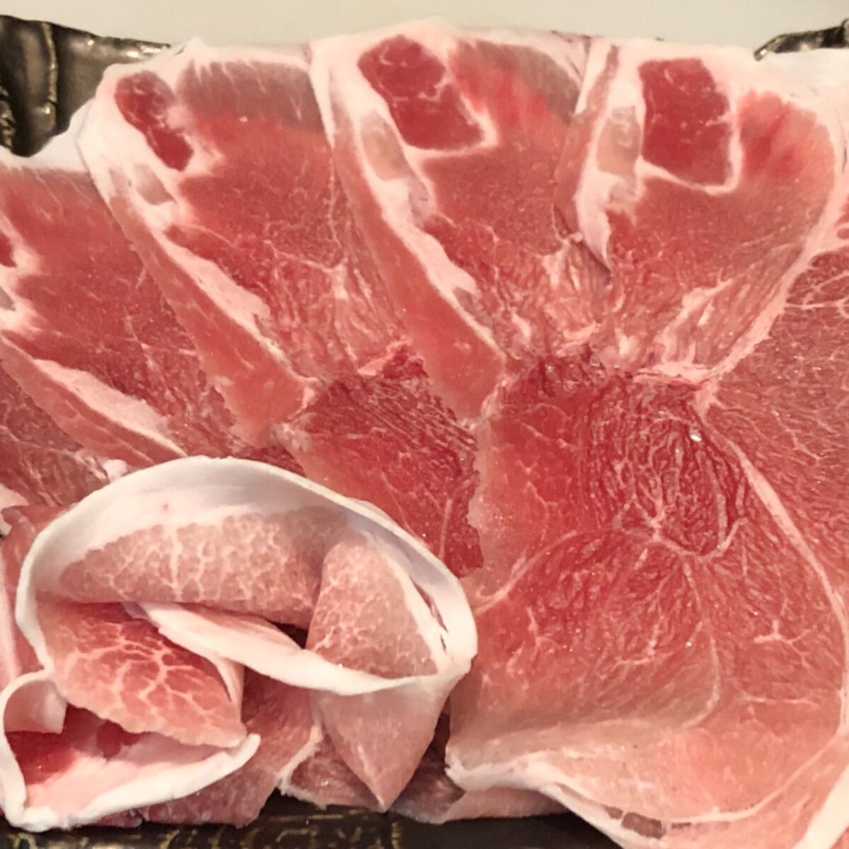 銘柄豚もも肉大判スライス１ＫＧ　生姜焼き　しゃぶしゃぶ　焼肉　炒め料理　すき焼き-0