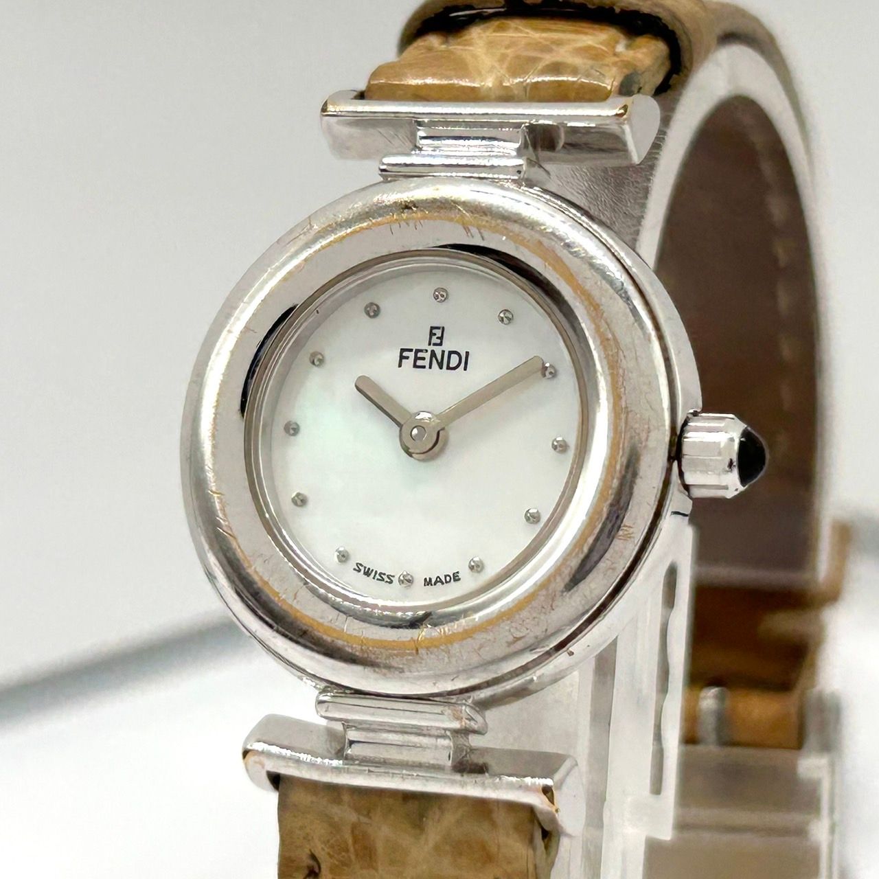 稼働品|電池交換済 FENDI フェンディ レディース 腕時計 320L ホワイト文字盤 シルバーケース イエローレザーベルト クオーツ ラウンド ヴィンテージ クラシック ドレスウォッチ クリーニング済 G5