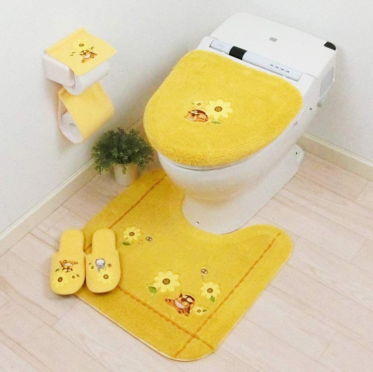 新着商品 セット トイレマット ４点 イエロー ねこバス ジブリ センコー トトロ となりのトトロ 兼用型 花のバス停
