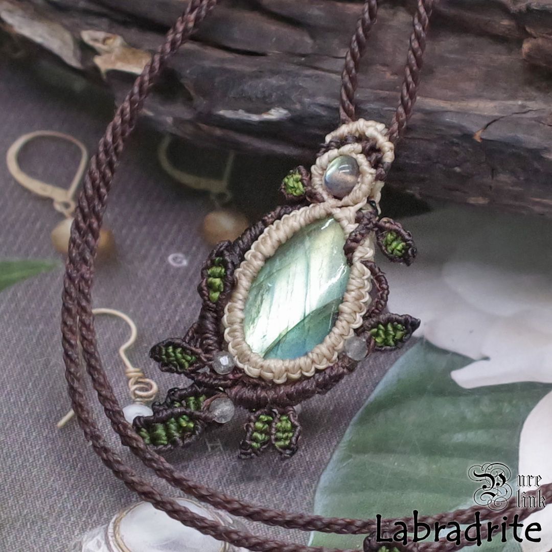 月と太陽を象徴する魔石『ラブラドライト』マクラメ編みトップ
