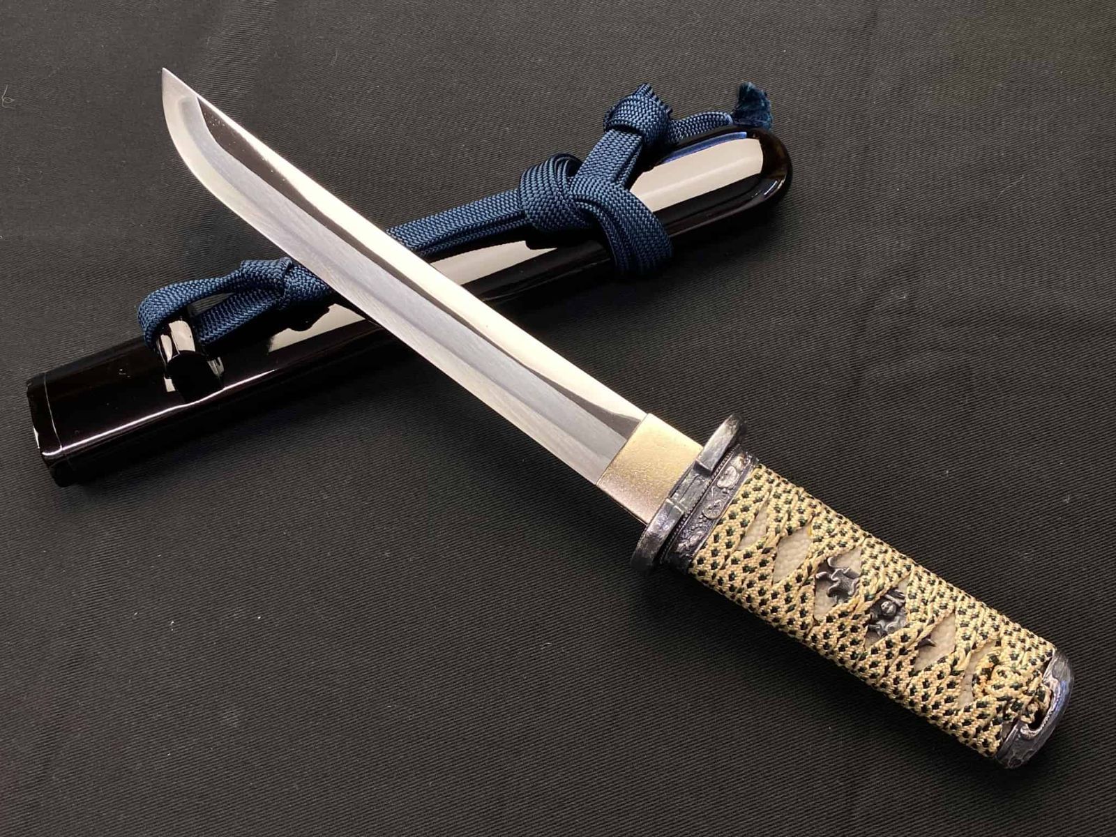 V.ROAD 模造刀 短刀 御守刀 糸巻柄6寸 黒鞘 刀袋 房 付き - メルカリ