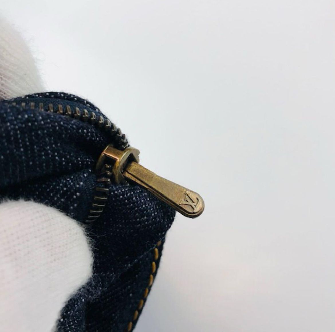 美品 LOUIS VUITTON・ルイヴィトン レディース ブランドロゴ刺繍ボタン