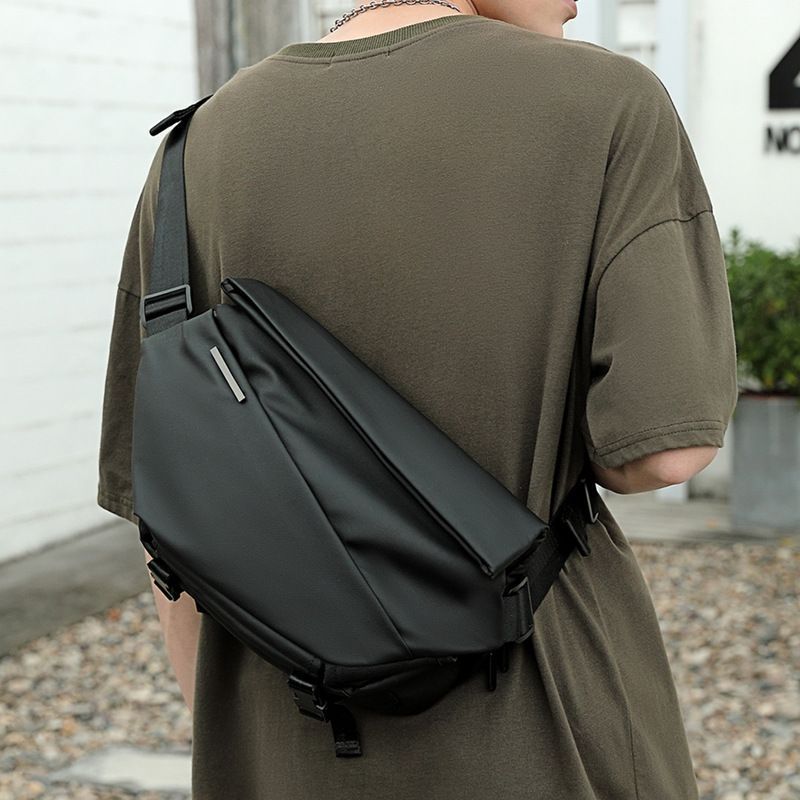 メッセンジャーバッグ メンズ 大容量 軽量 撥水加工 斜め掛け ブラック コンパクト ボディ ショルダー バッグ 伸縮キーホルダー スタイリッシュ おしゃれ カジュアル アウトドア ビジネス ハンズフリー 防水 黒 男女兼用