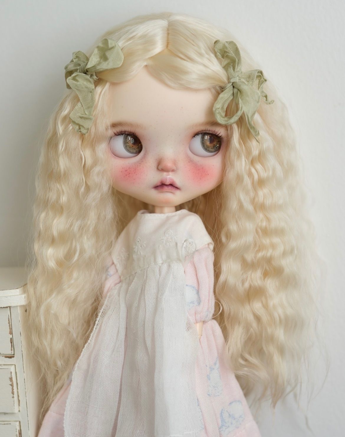 ブライス ウィッグ モヘアウィッグ 海外作家 ミルクホワイト ウェーブ ブライス ウィッグ モヘアウィッグ 海外作家 ウェーブ ミルクホワイト