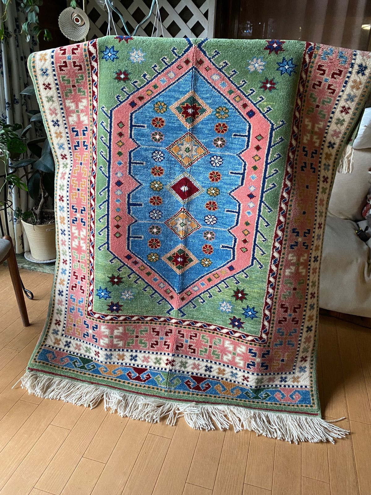 どんな家具にも合うエーゲ海沿いユントダ―のふわふわ絨毯 シュメル工房製コーカサス柄