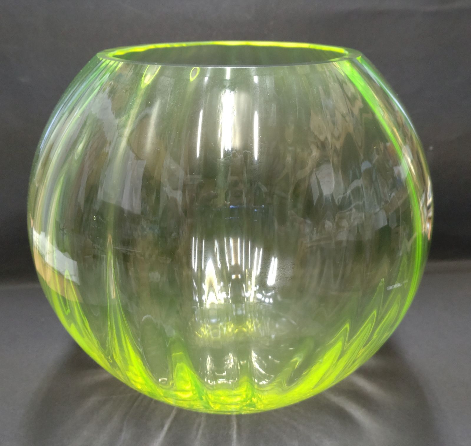 ウランガラスの花瓶 黄色 by チェコボヘミアガラス チェコ ボヘミア