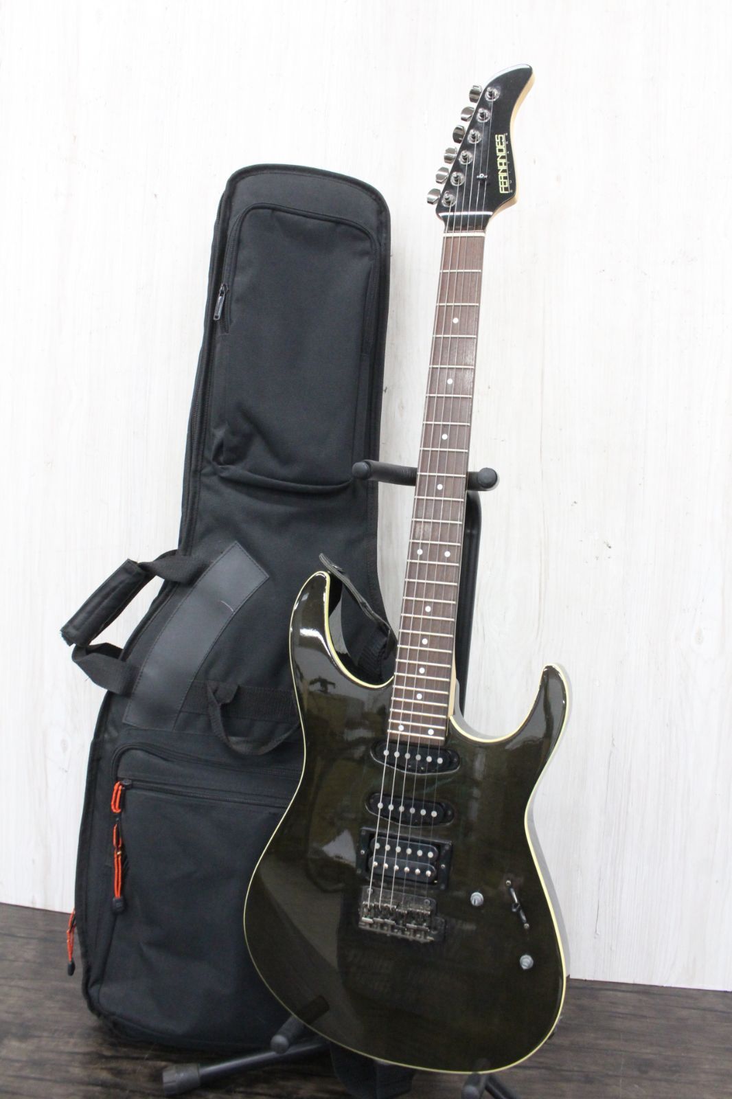 行董 FERNANDES フェルナンデス エレキギター 音出し 済み ソフトケース付き ブラック系 弦楽器 軽音 AA0U86
