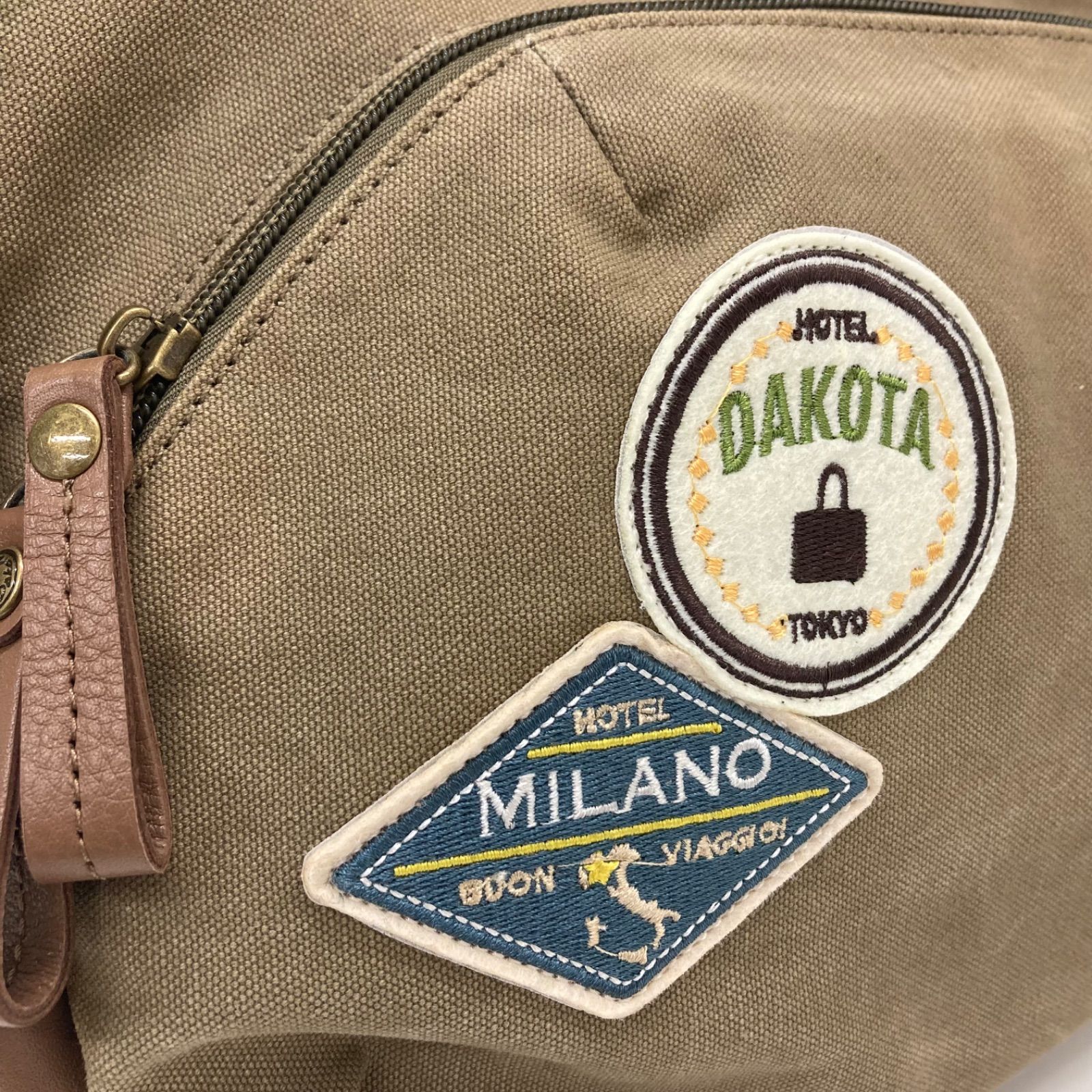 【ダコタ】Dakota ボイジャー ワッペン ショルダーバッグ カーキ ダコタ】Dakota ボイジャー ワッペン ショルダーバッグ カーキ