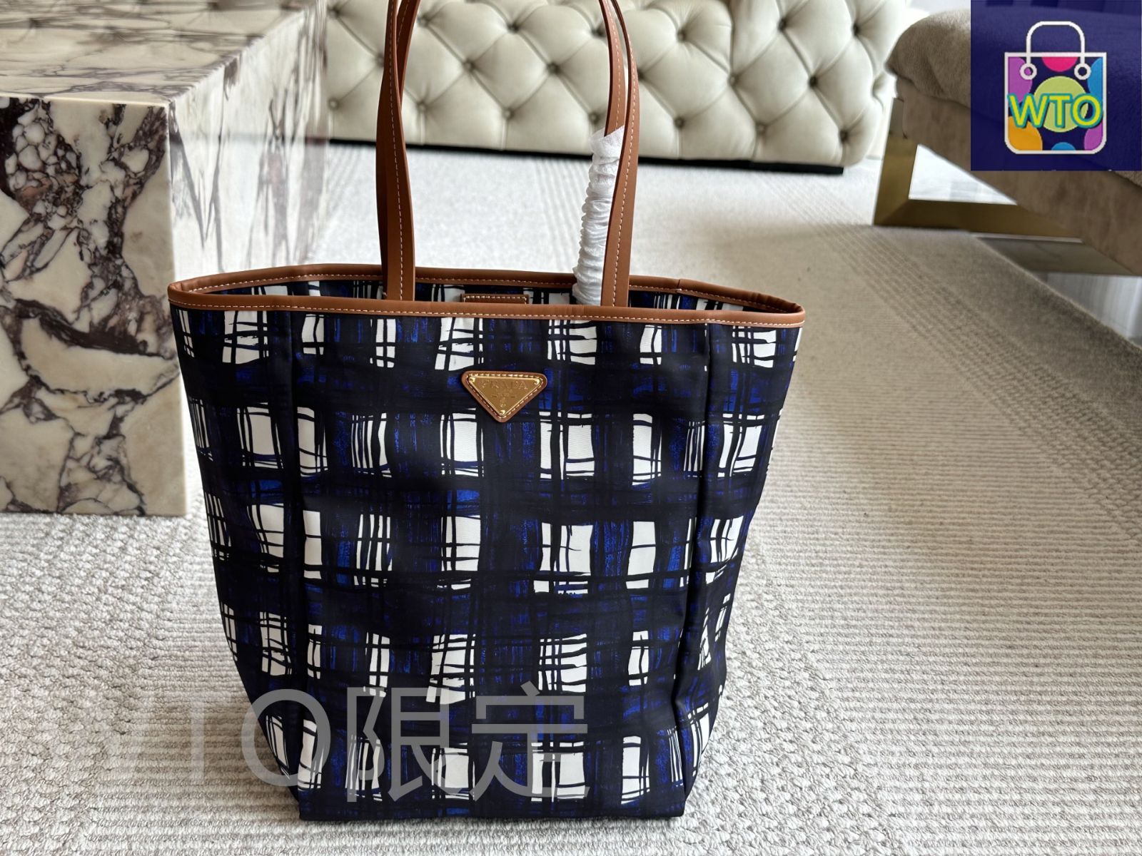 やっぱり定番【PRADA】再ナイロン製の小さなショッピングバッグ やっぱり定番【PRADA】再ナイロン製の小さなショッピングバッグ