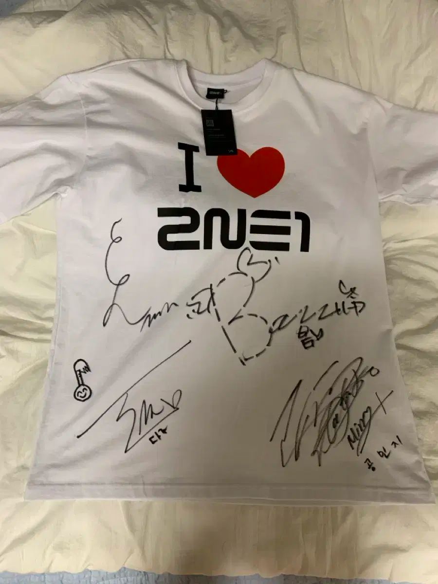 2NE1 サイン入りTシャツ 2NE1 サイン入りTシャツ