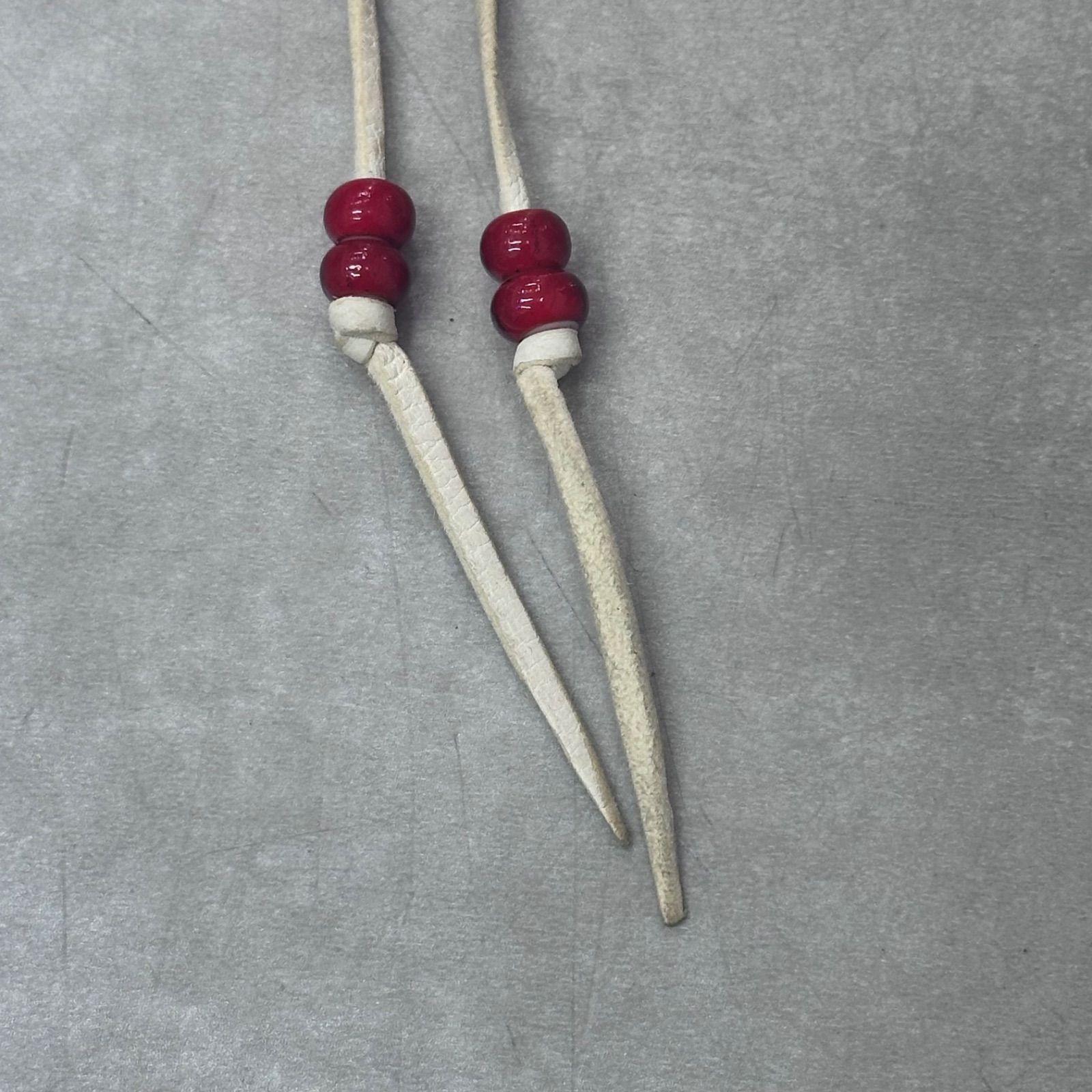 コーラルビーズネックレス REDMAN 大フェザー × コーラルビーズ ネックレス 左向き 先