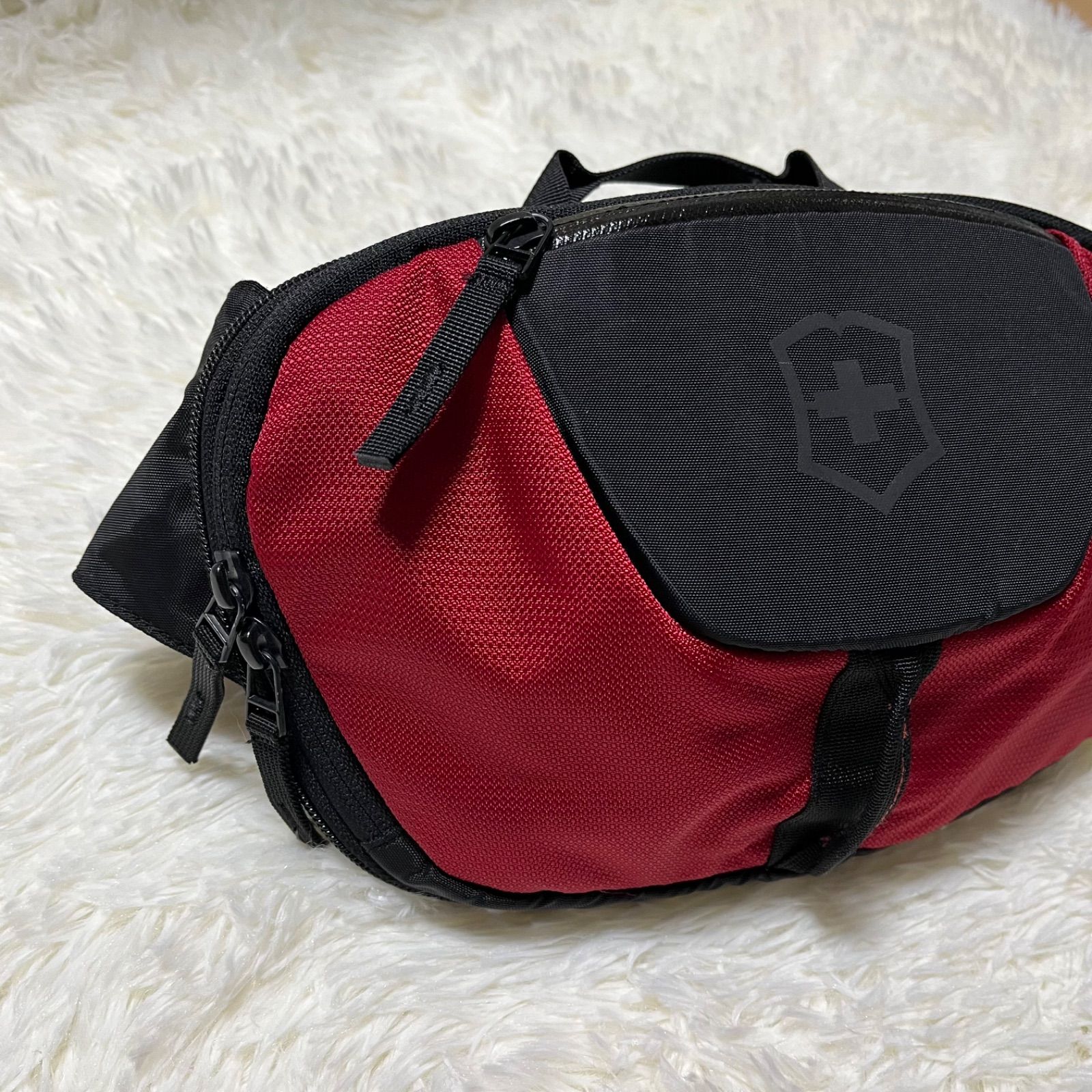 VICTORINOX クロス＆シールド エンブレム ボディ バッグ VICTORINOX クロス＆シールド エンブレム ボディ バッグ