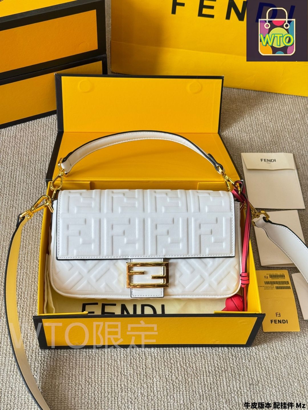 nonさま【ほぼ未使用】FENDI フェンディ　デニム　12歳用　大人Sサイズ位 FENDI フェンディ エンボスロゴ 二つ折り財布（小銭入れあり