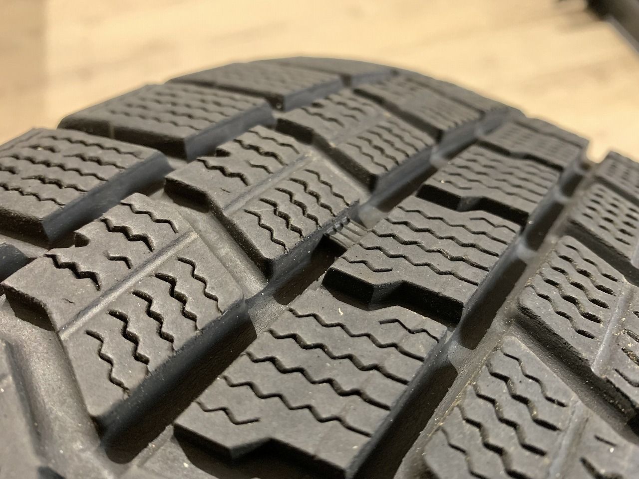 【2406019】スタッドレス GOODYEAR ICE NAVI 7 195/50R16 2020年 6mm 7.5mm アクア ヴィッツ ヤリス キューブ フィット マーチ ノート スイフト ロードスター 等