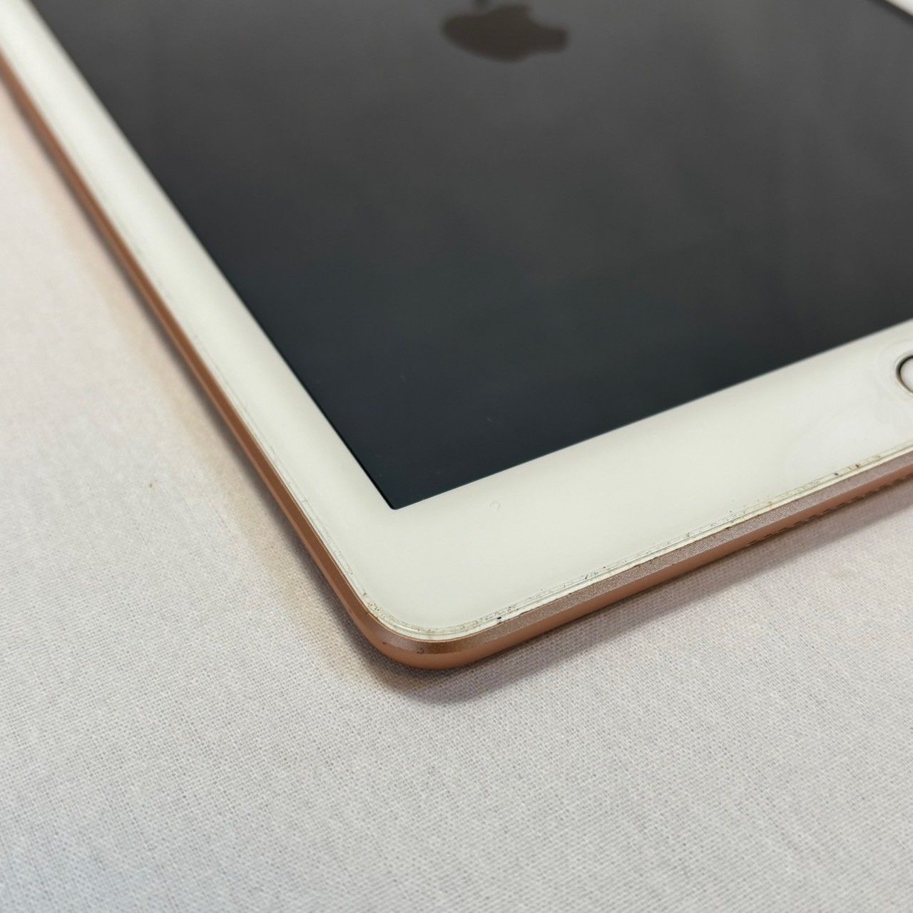 iPad|第6世代|32GB|ゴールド|MRM02J|A|ドコモ判定|ケース付き|バッテリー良好|No.752