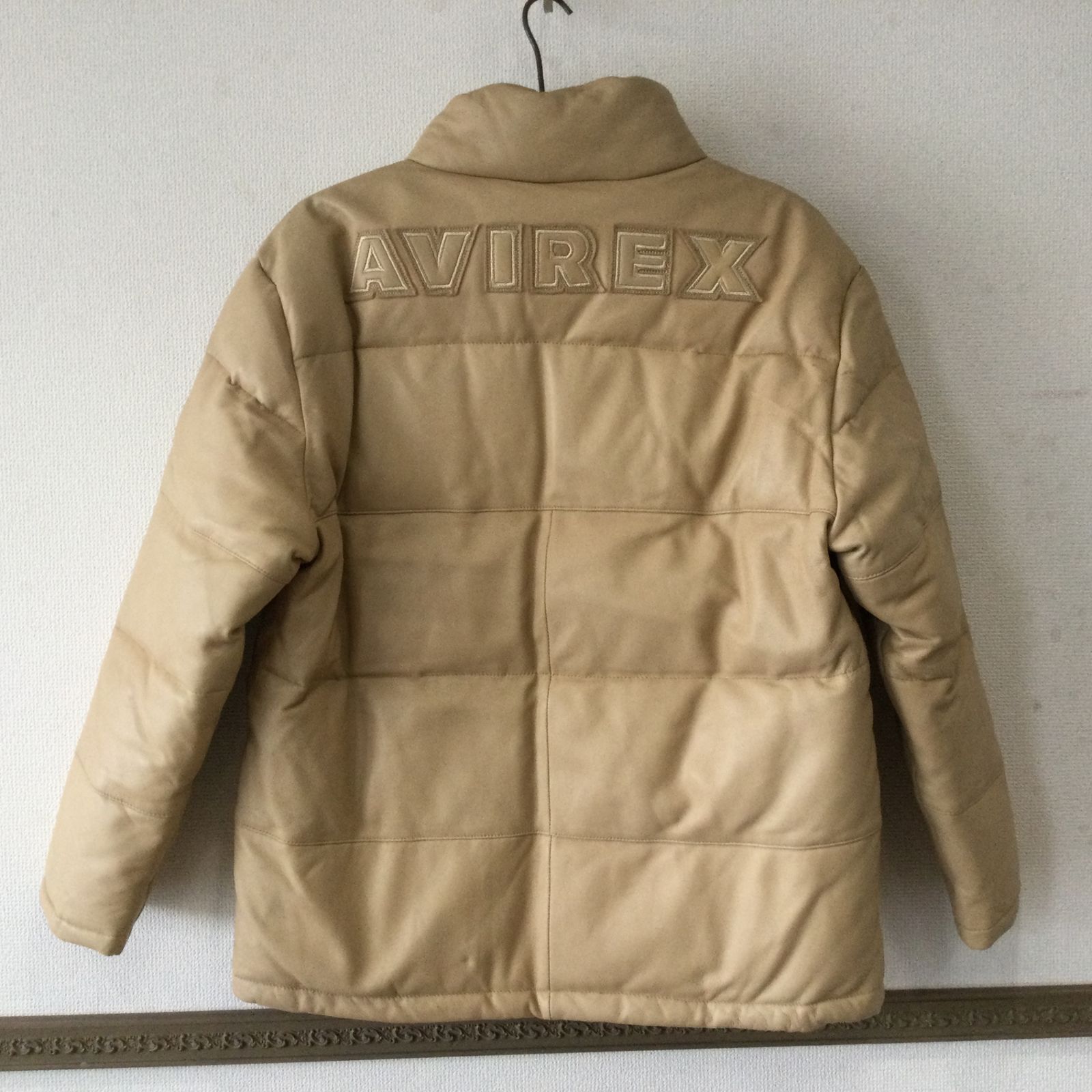 10150 AVIREX アヴィレックス 6161031 羊革 ラムスキン バックロゴ レザーダウンジャケット ベージュ Mサイズ