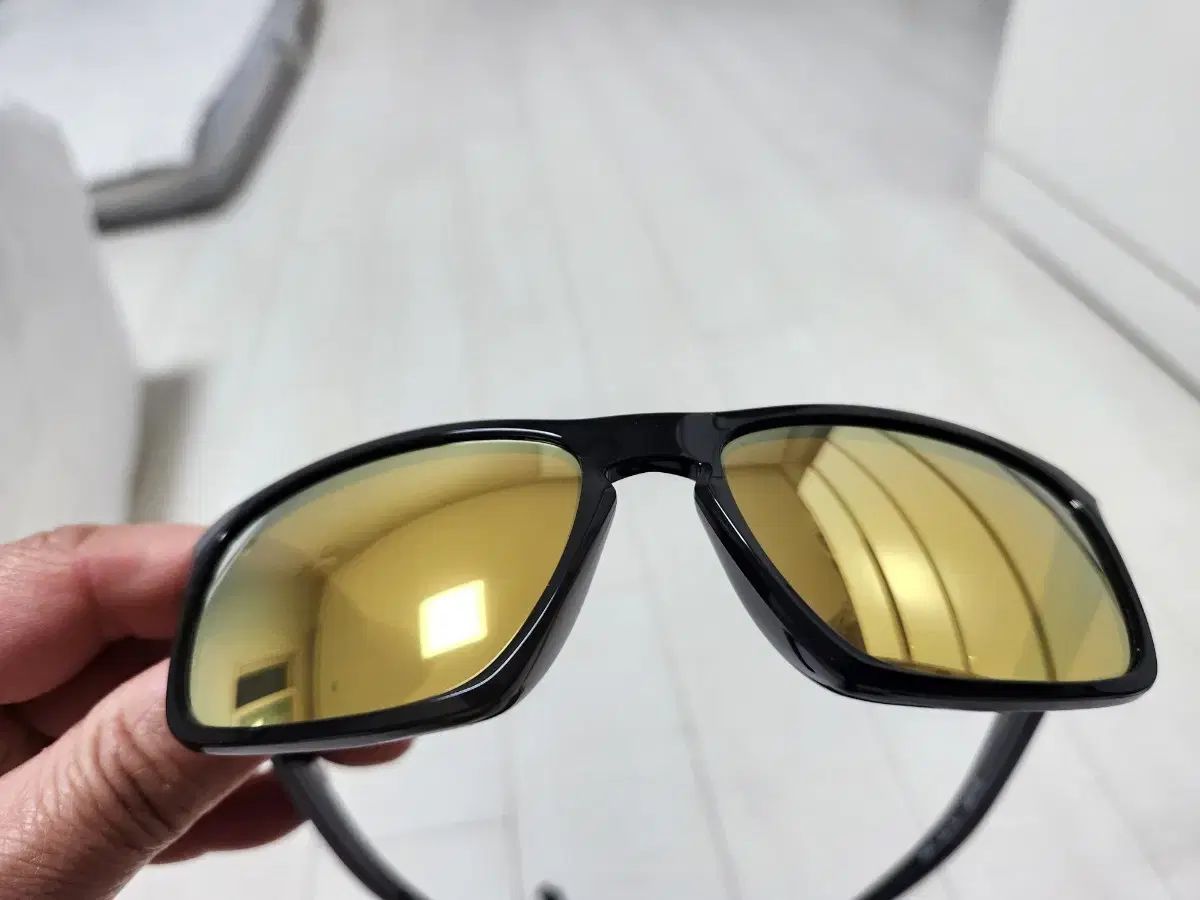 OAKLEY