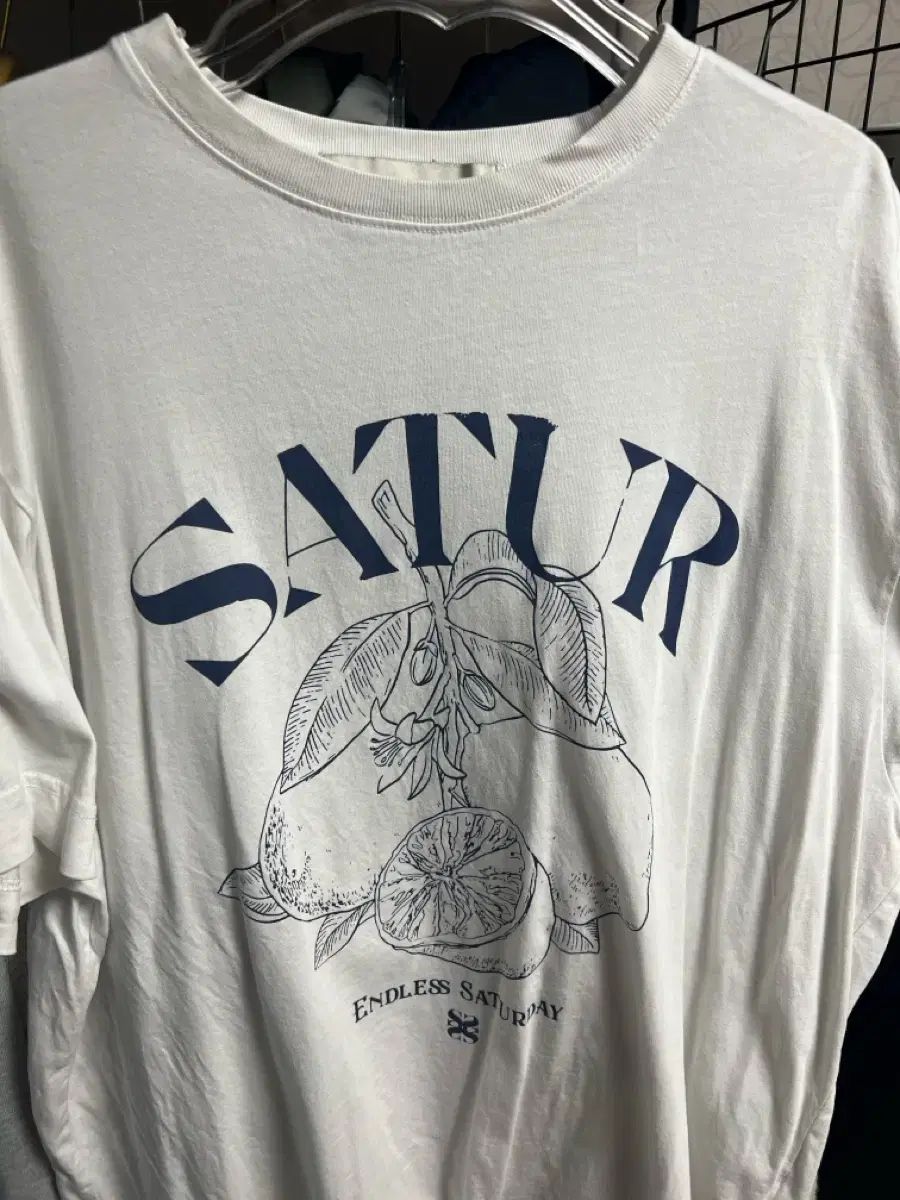 【新品未使用品】SATUR セター Tシャツ 新品未使用】SATUR セター Tシャツ 半袖 ロゴT 韓国 男女兼用