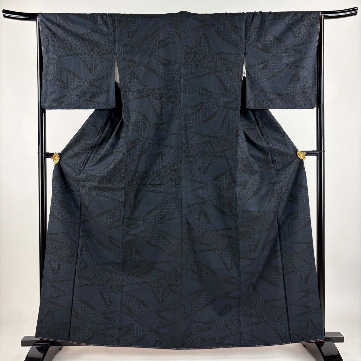 大島紬 身丈161.5cm 裄丈65.5cm M 袷 純泥染 証紙 葉柄 幾何学 濃紺 正絹 秀品