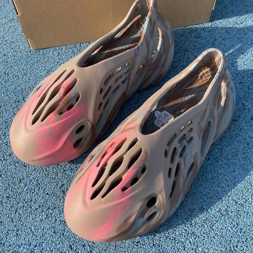 adidas アディダス YEEZY フォームランナー ミックスサンドグレー