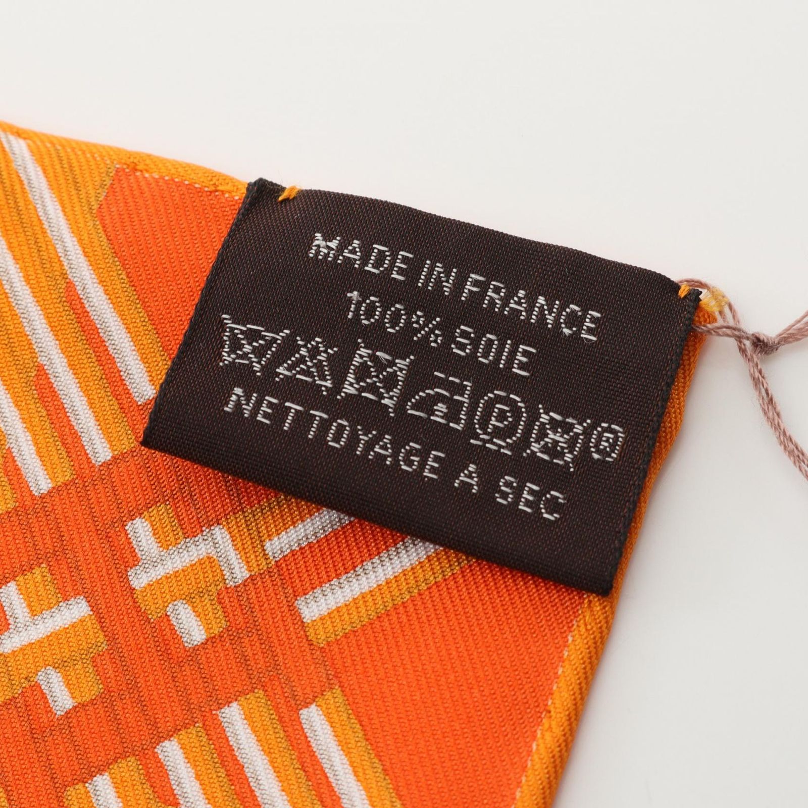 未使用タグ付き　エルメス90シルクスカーフ　Masan＆Masan　箱、カード HERMES - エルメス HERMES カレ90 MASAN&MASAN スカーフ 衣料品
