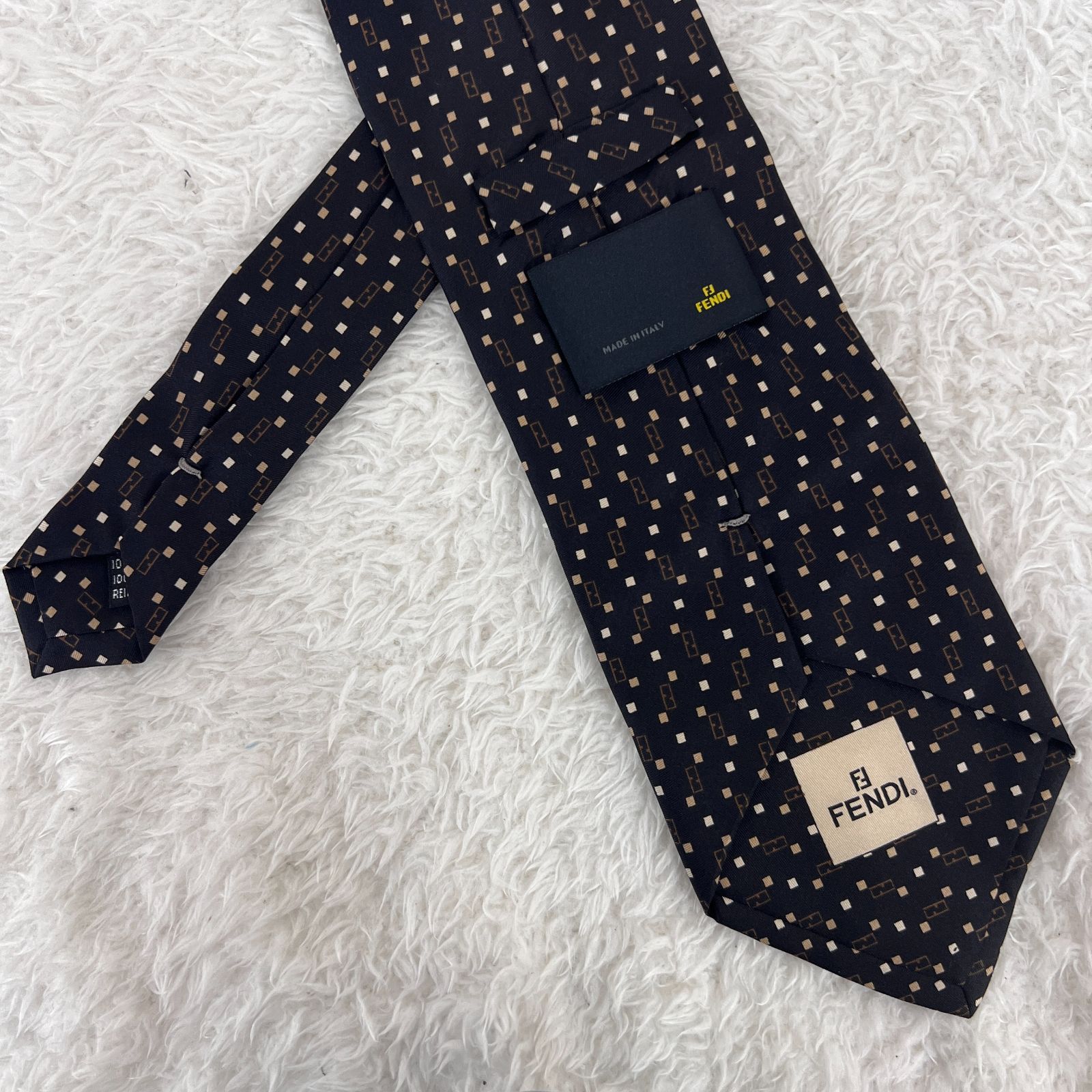 美品》FENDI (フェンディ) シルクネクタイ 総柄 ズッカ柄 黒
