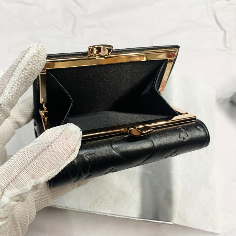 新品！ヴィヴィアンウエストウッド　黒　三つ折り財布 エンボス加工　ミニウォレット ヴィヴィアンウエストウッド 三つ折り財布/ミニ財布 財布