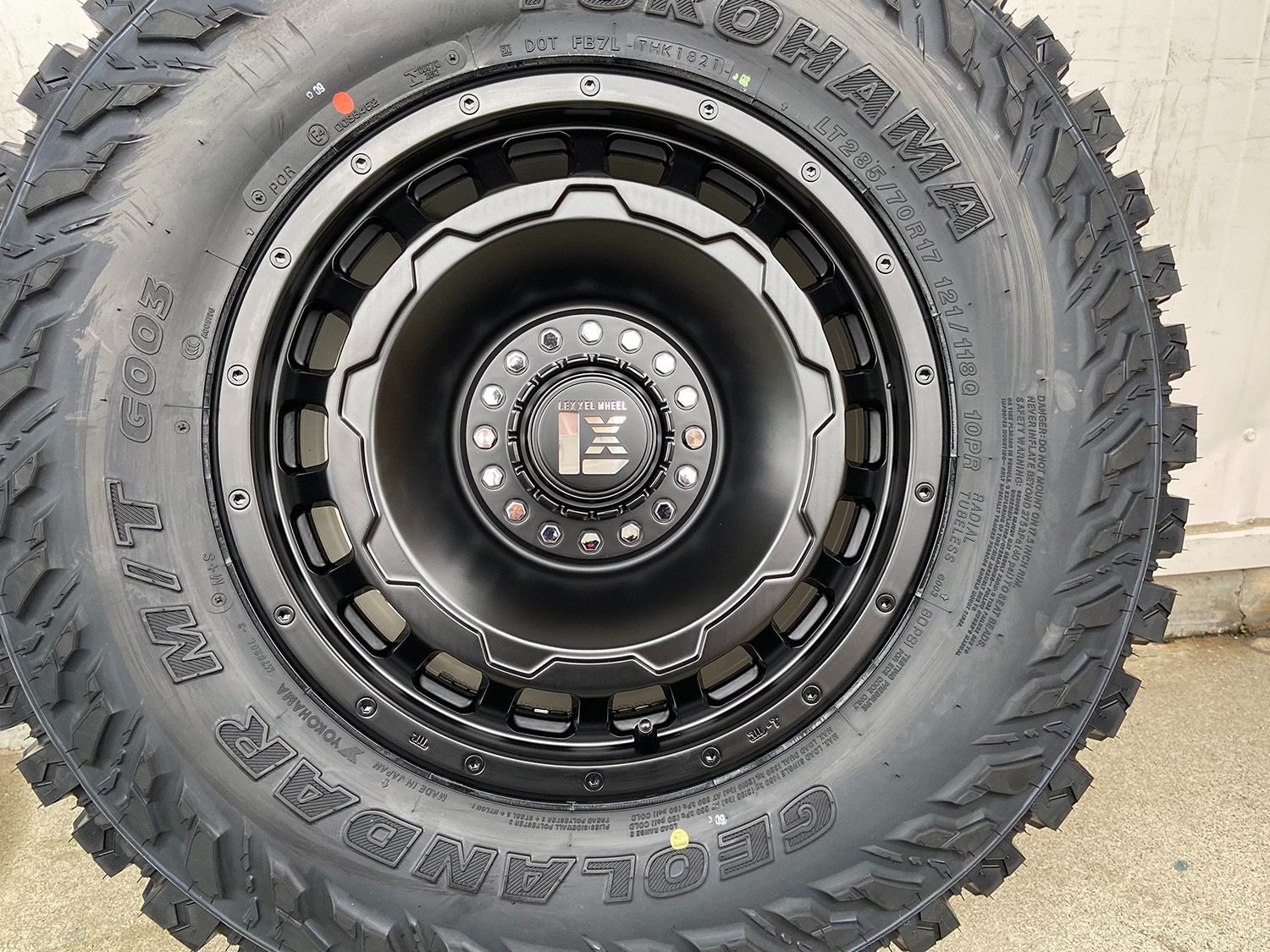 Jeep JK JL ラングラー 17インチ タイヤホイール 4本セット LEXXEL SwaGGer ヨコハマ ジオランダー 265/70R17  285/70R17 ノーマル車高対応 - メルカリ