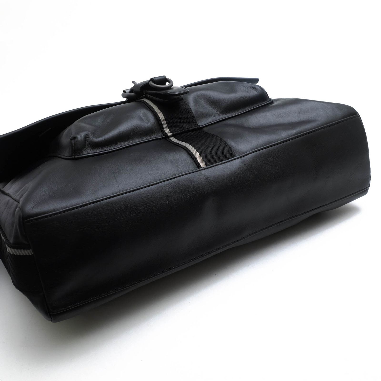 新品 ヒューゴボス タグ メッセンジャーバック レザー　黒　A4収納可　シボ ヒューゴボス／HUGO BOSS バッグ ショルダーバッグ 鞄 メンズ 男性