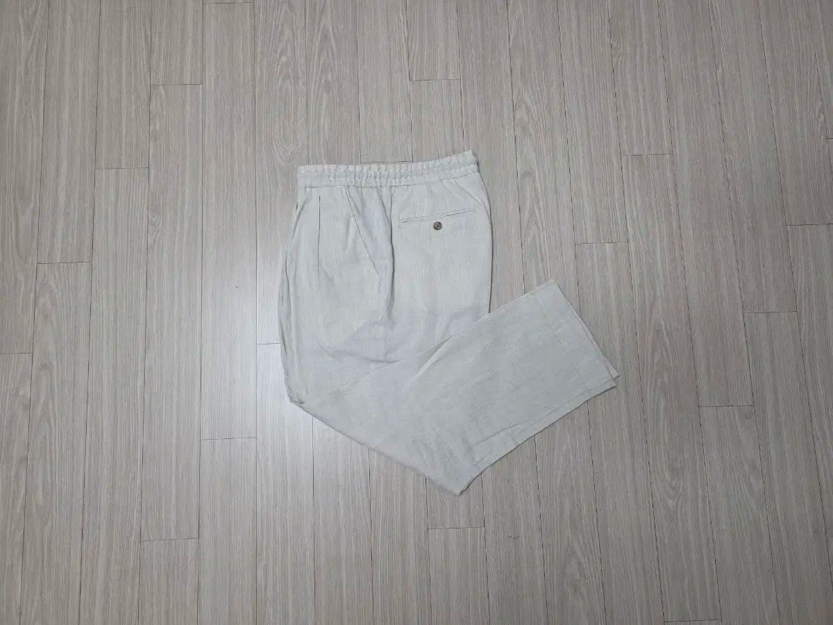 マン オン ザ ムーン アイボリー リネン トゥ プリーツシャーリング パンツ