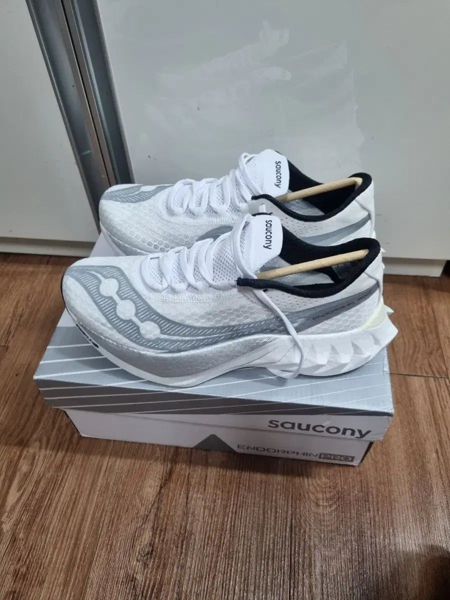 サッカニー エンドルフィン プロ4 ホワイトシルバー 265