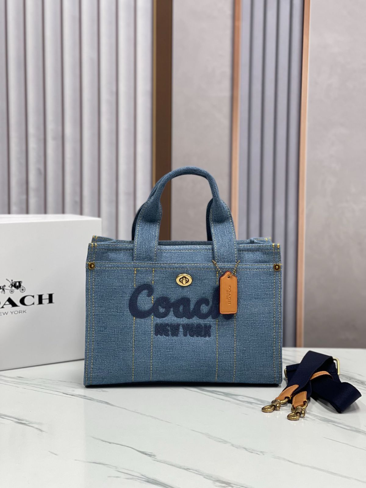 COACH CR659 カーゴトート春 ｜デニムブルー軽量帆布｜3WAY多機能スタイル｜26cm大容量｜シーズン モデル｜収納力×ファッション性両立