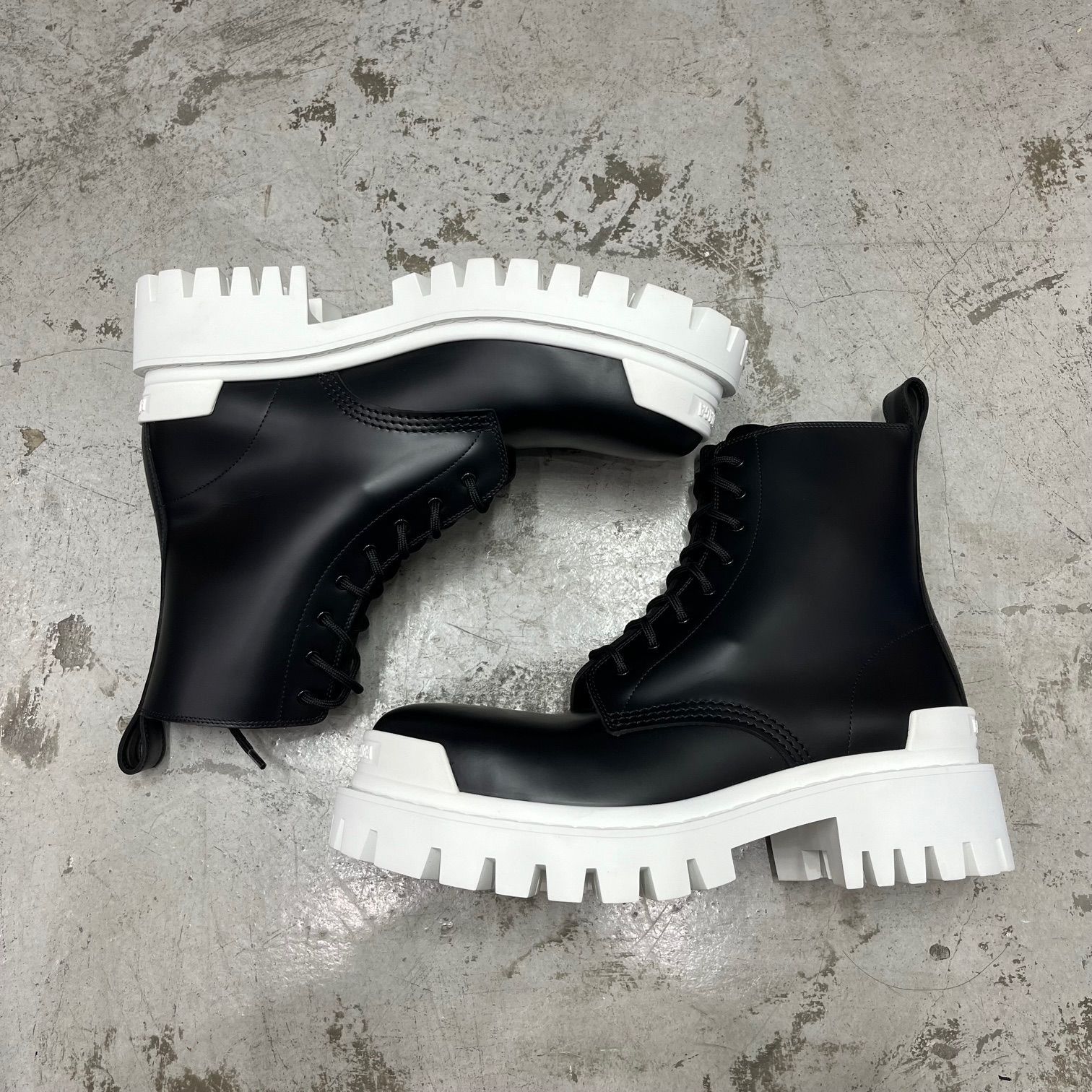 新品 BALENCIAGA STRIKE LACE-UP BOOTS 590974 ストライク