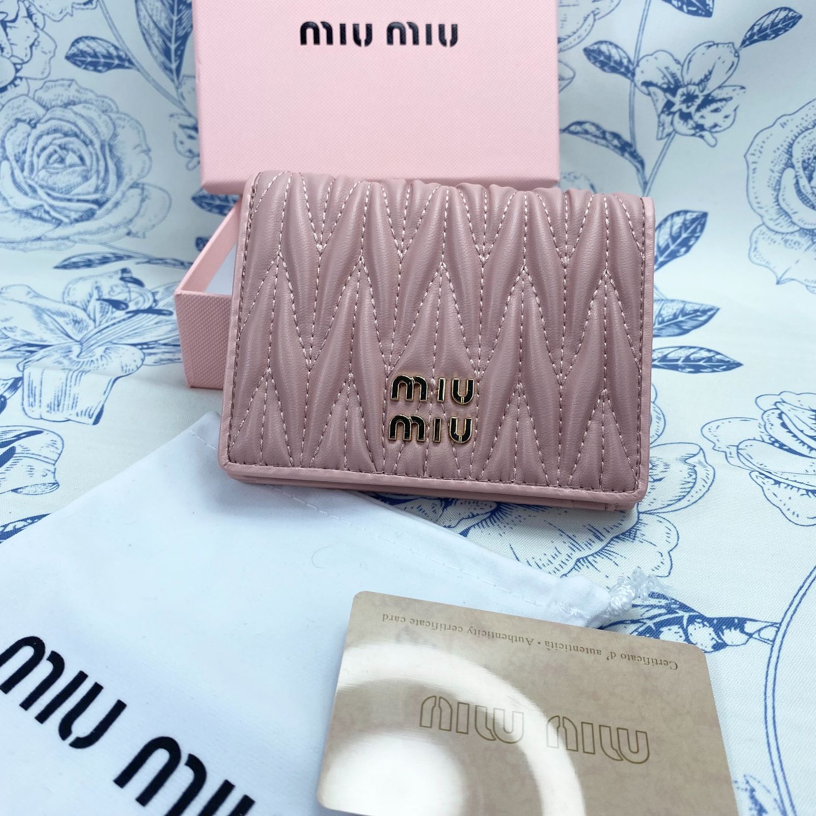 MIUMIU 折り財布 マテラッセ ピンクベージュ 【即発・新品未使用 ...