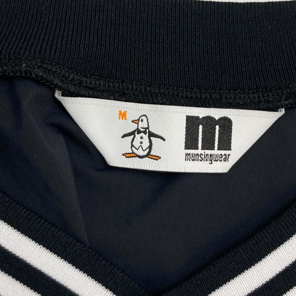 サイズ：M MUNSING WEAR マンシングウェア 2023年モデル Vネック ナイロン ブルゾン プルオーバー  ブラック系 [240101454637] ゴルフウェア メンズ ストスト ゴルフ サイズ：M MUNSING WEAR マンシングウェア 2023年モデル V