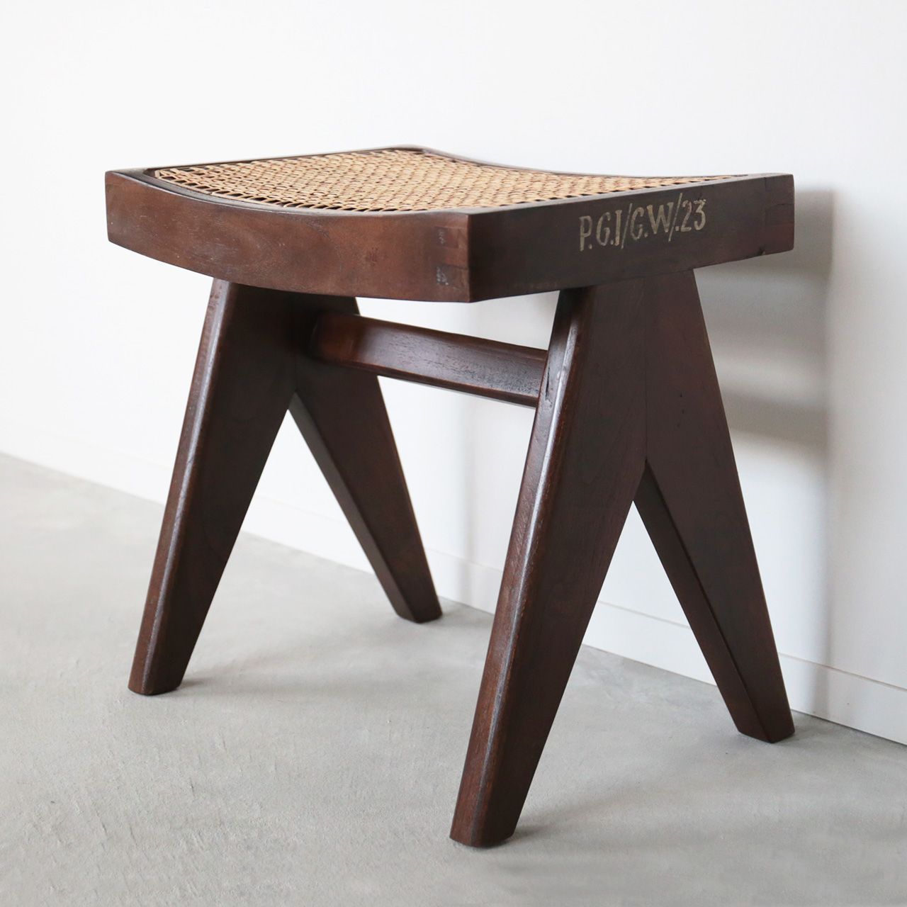 ピエール・ジャンヌレ スツール オットマン ラタン 古材 チーク 椅子 ブラウン Pierre Jeanneret Low Cane Stool リプロダクト ピエールジャンヌレ ル・コルビュジエ インダストリアル レトロ 男前 カフェ インド おしゃれ