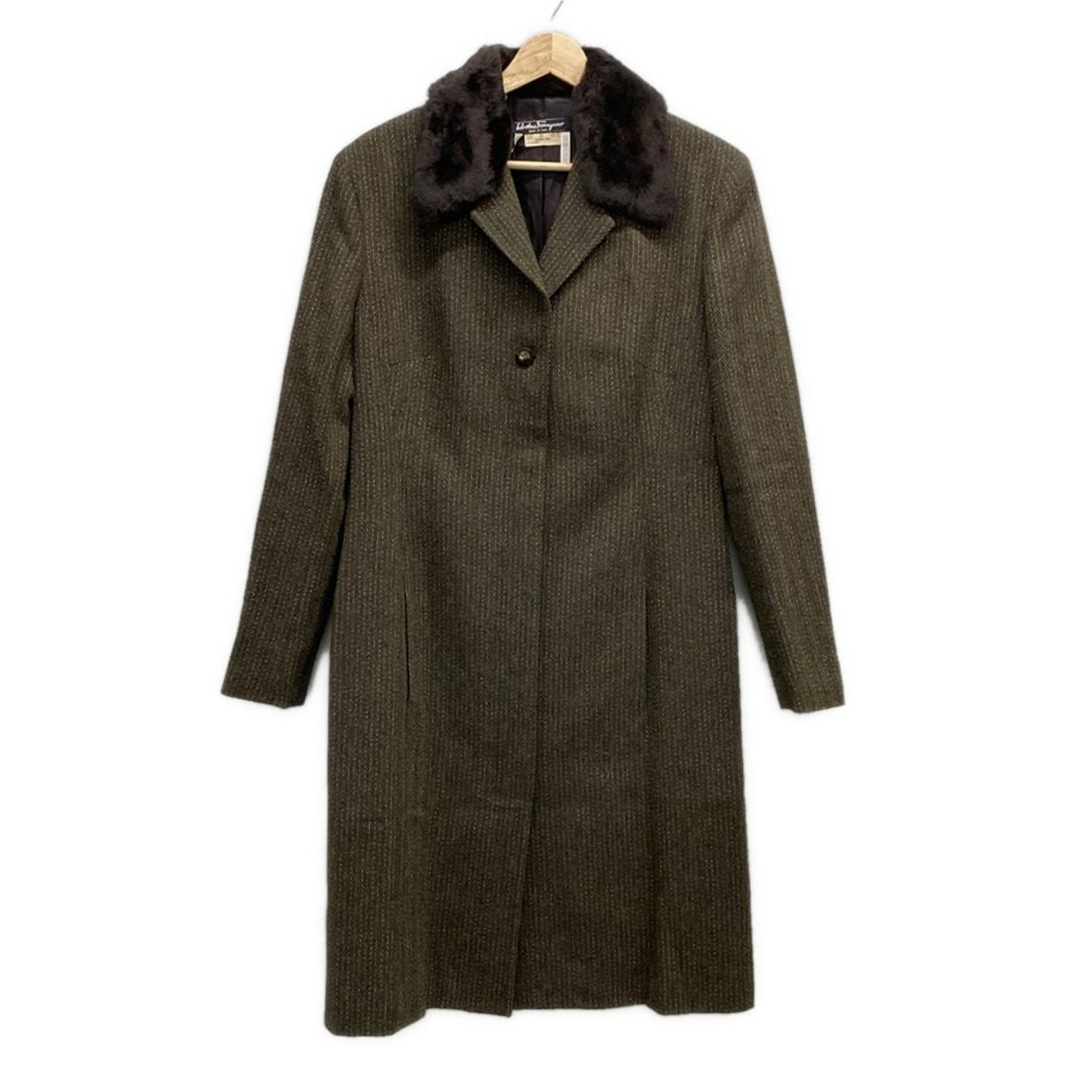 美品✨ フェラガモ　ロングコート　44　大きいサイズ　総柄　リボン　ロゴボタン サルバトーレフェラガモ コート サイズ44 L レディース - ダーク