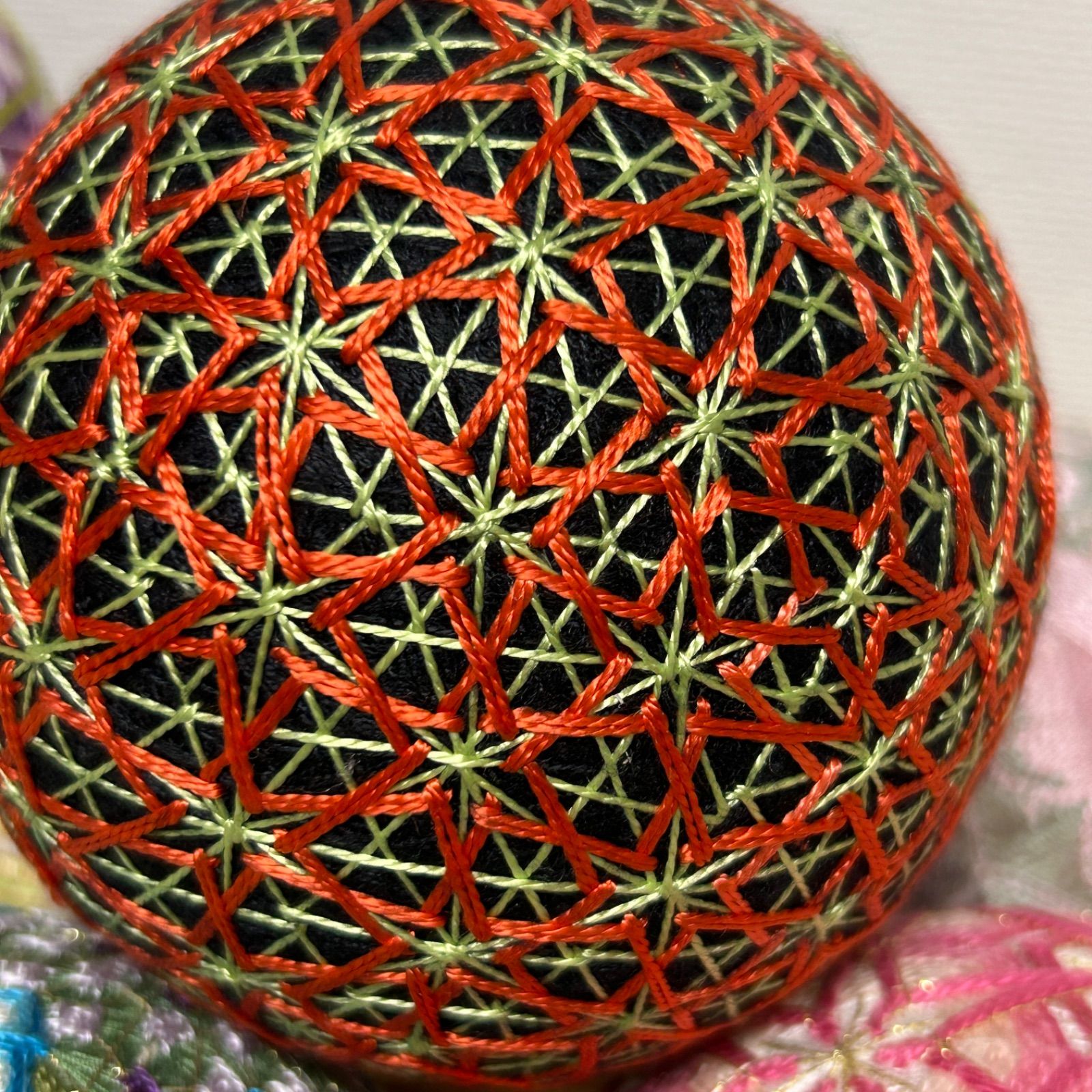 手毬25-5-3】てまり・手鞠・黒地に朱色手まり・手作り・約12cm - メルカリ