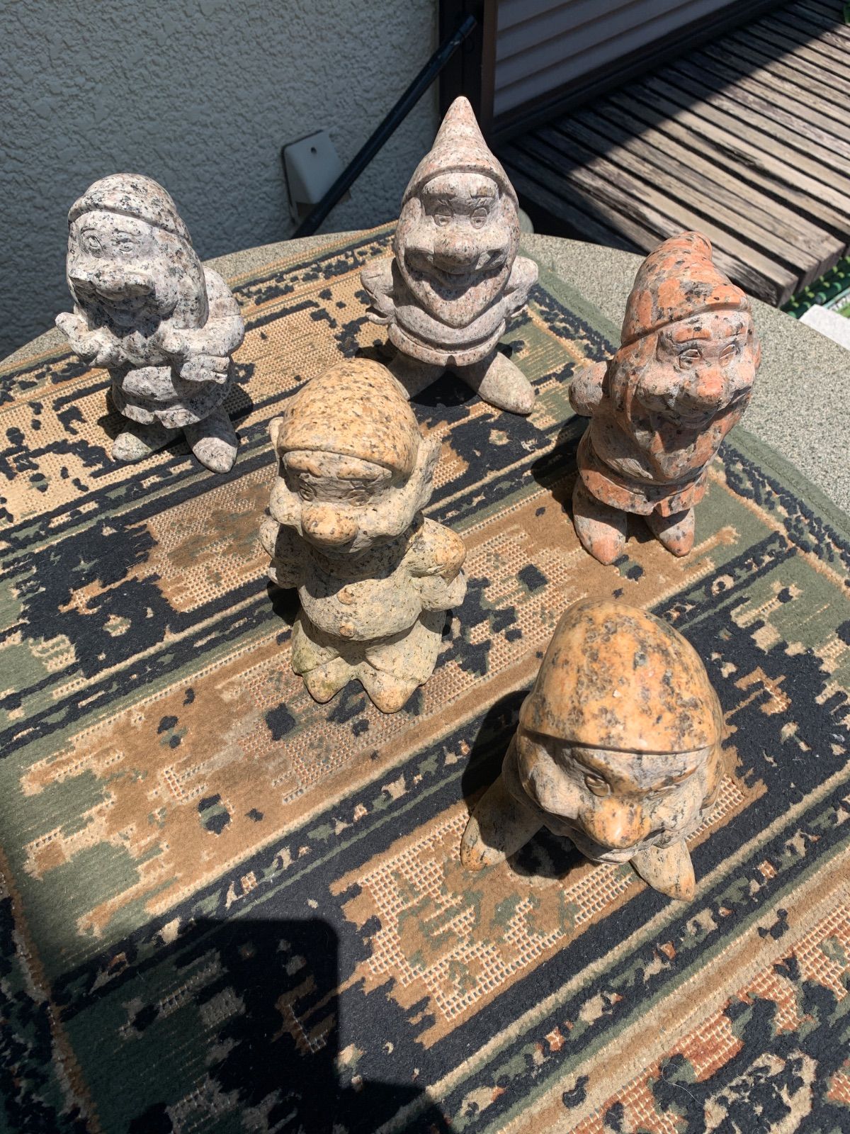 現地取引 石の小人人形