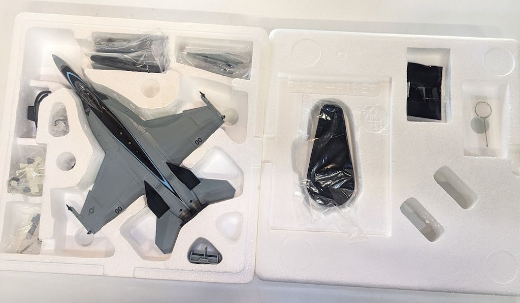 HOBBY MASTER 1/72 F/A-18E スーパーホーネット `TOPGUN w/GBU-24