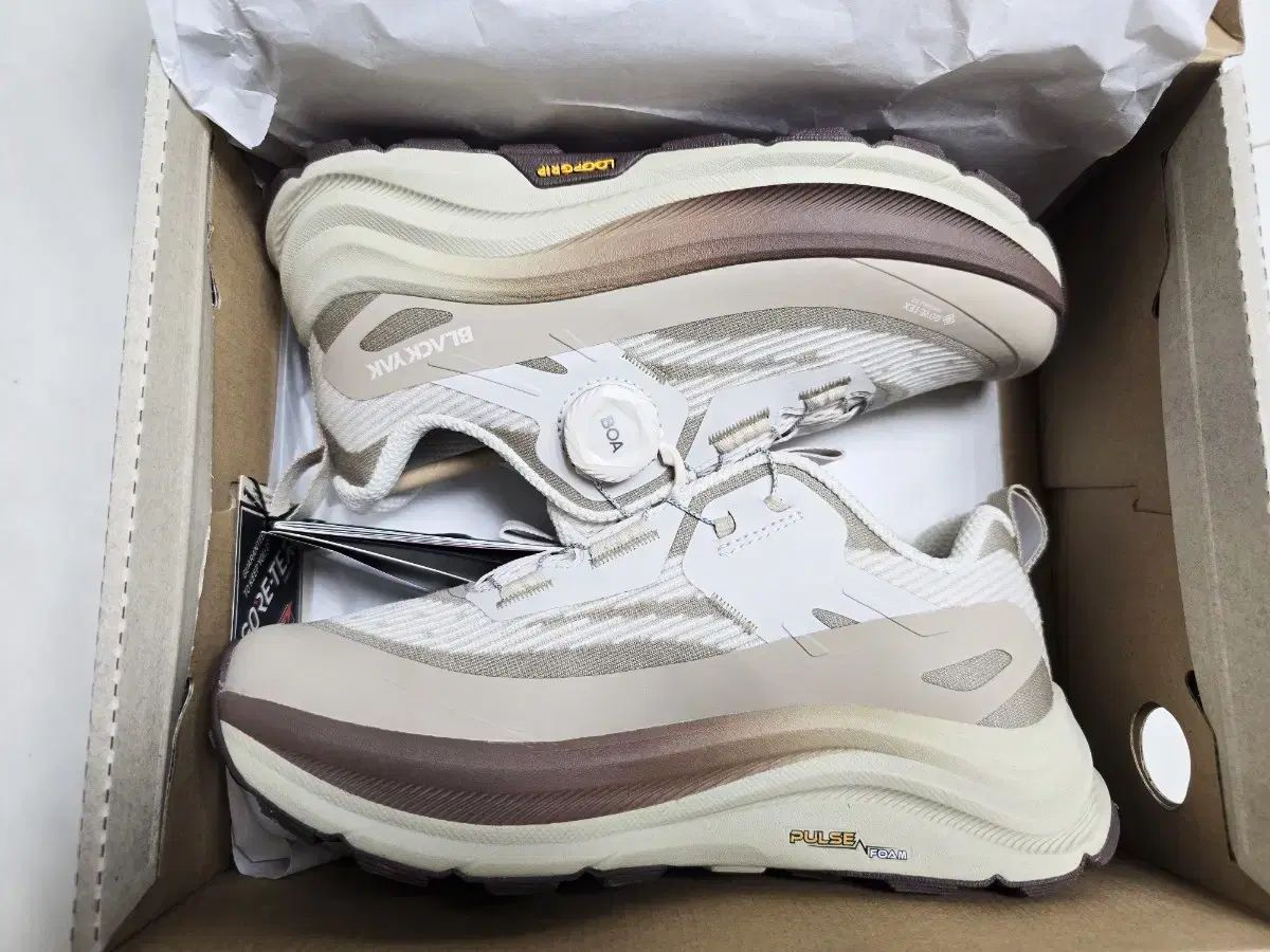 トレッキングシューズ スニーカー