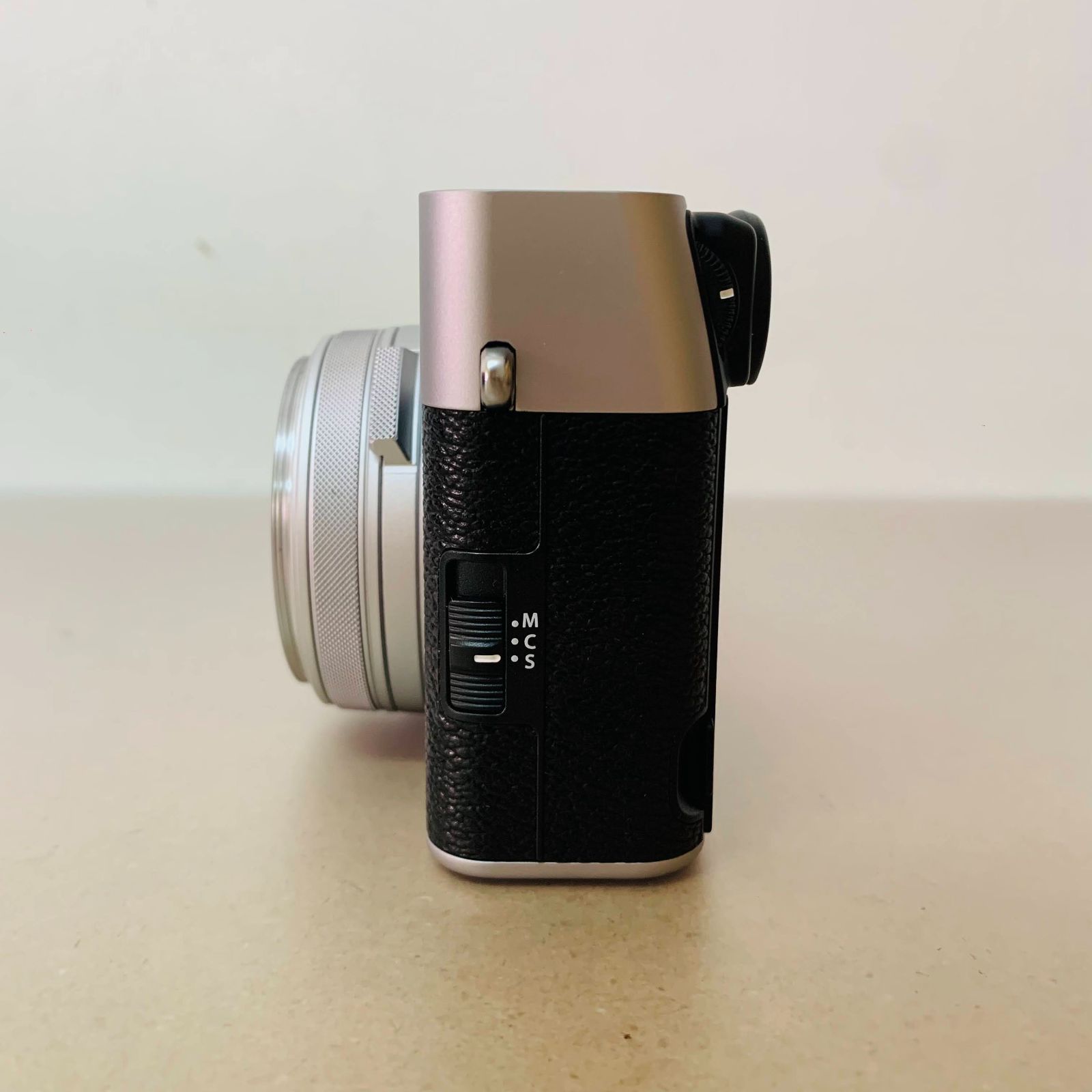 【極美品】X100vi シルバー　シャッター回数600 FUJIFILM デジタルカメラ X100VI [シルバー]2025版 メニュー言語