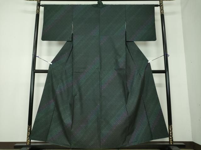 紬 正絹 七宝繋ぎ 上品なデザイン 着物U-6009 着物 本場大島紬 正絹 七宝繋ぎの絣 U-8660 - メルカリ